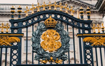 an image of the gates of Buckingham palace.