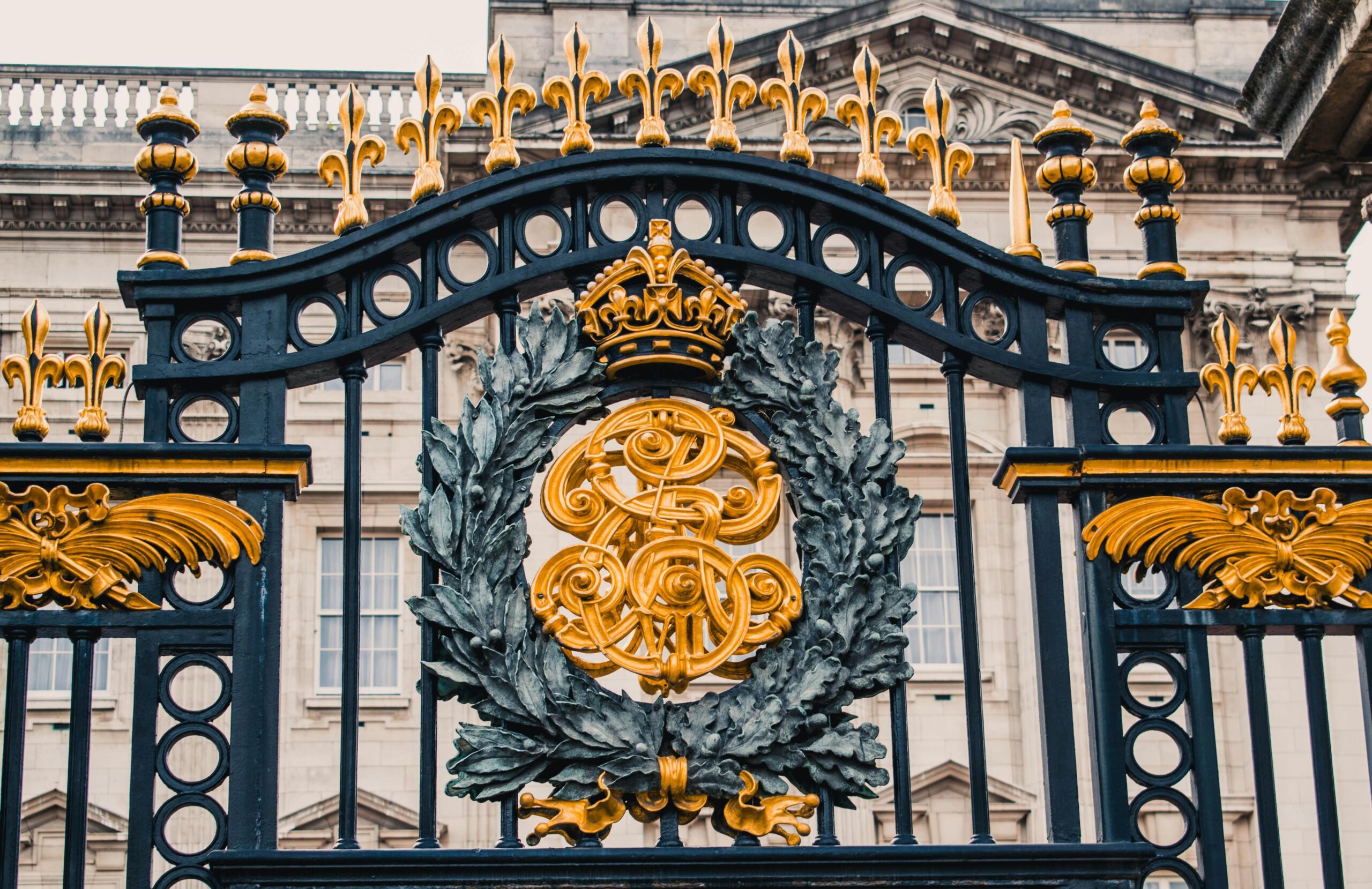 an image of the gates of Buckingham palace.